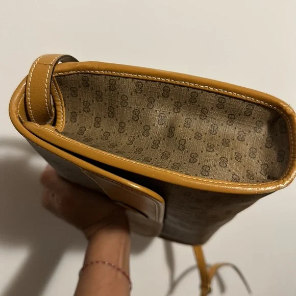 Authentic GUCCI(Vintage) SLING bag - Picture 7 of 9